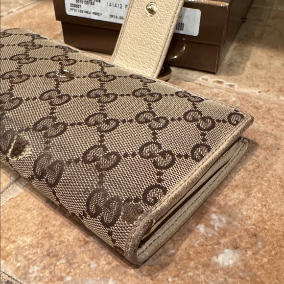 Authentic Gucci GG Canvas New Abbey
D Ring Long Wallet Cream Leather w/ box - Picture 10 of 12